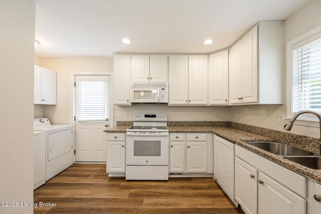 6819 Green Meadow Cir, Louisville, KY 40207