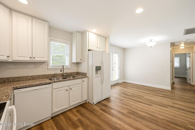 6819 Green Meadow Cir, Louisville, KY 40207