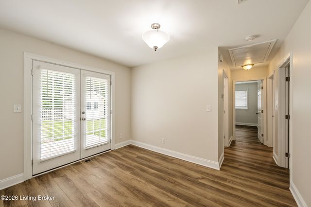 6819 Green Meadow Cir, Louisville, KY 40207