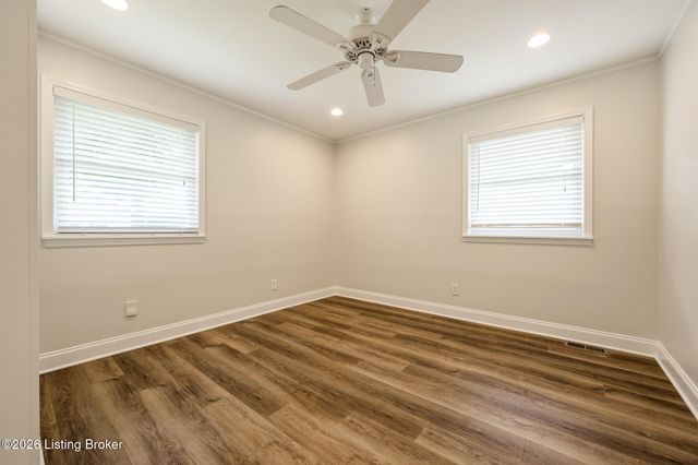 6819 Green Meadow Cir, Louisville, KY 40207