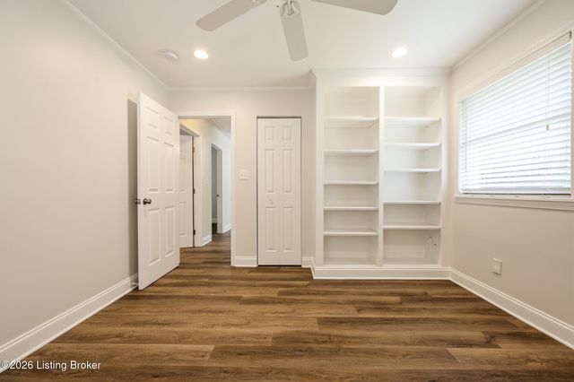 6819 Green Meadow Cir, Louisville, KY 40207