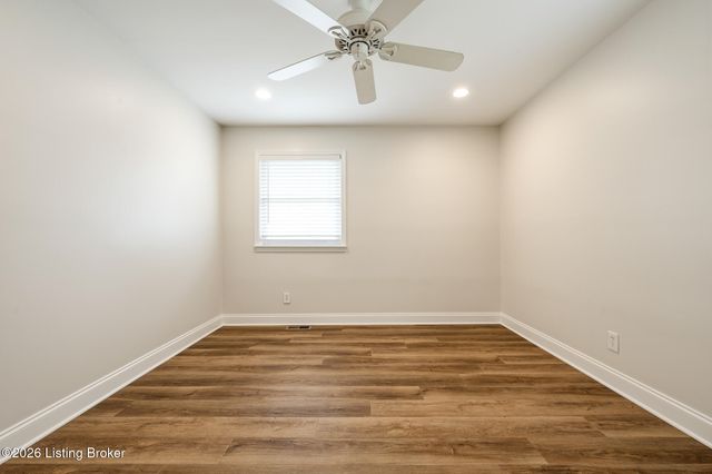 6819 Green Meadow Cir, Louisville, KY 40207