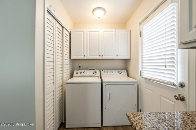 6819 Green Meadow Cir, Louisville, KY 40207