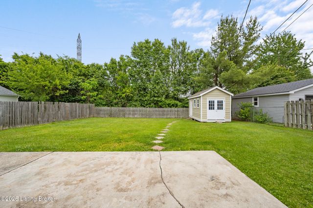 6819 Green Meadow Cir, Louisville, KY 40207