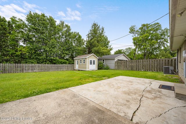 6819 Green Meadow Cir, Louisville, KY 40207