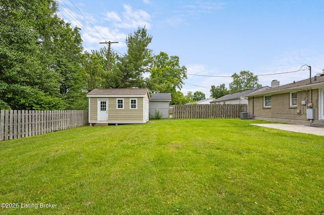 6819 Green Meadow Cir, Louisville, KY 40207