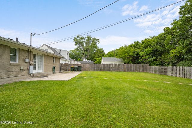 6819 Green Meadow Cir, Louisville, KY 40207