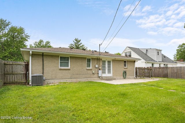 6819 Green Meadow Cir, Louisville, KY 40207