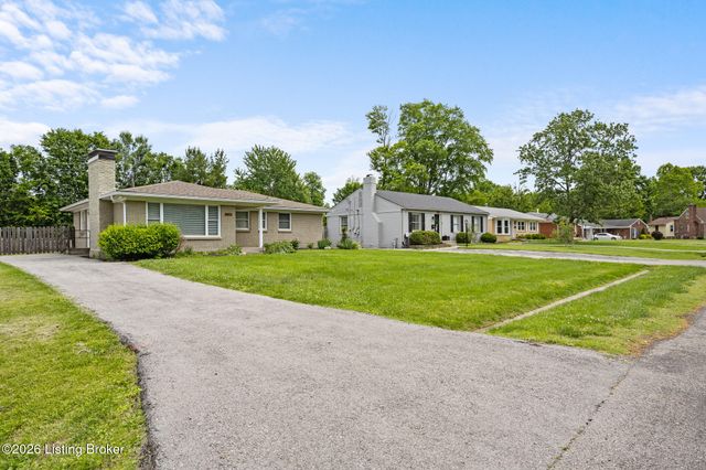 6819 Green Meadow Cir, Louisville, KY 40207