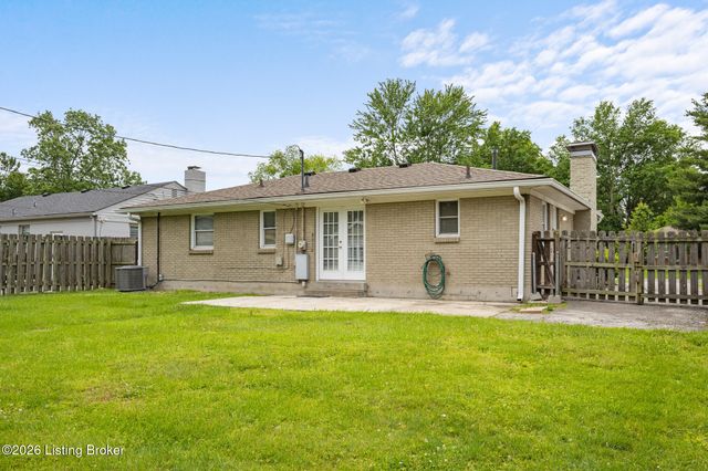 6819 Green Meadow Cir, Louisville, KY 40207