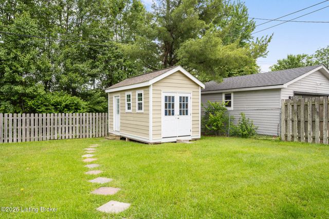 6819 Green Meadow Cir, Louisville, KY 40207