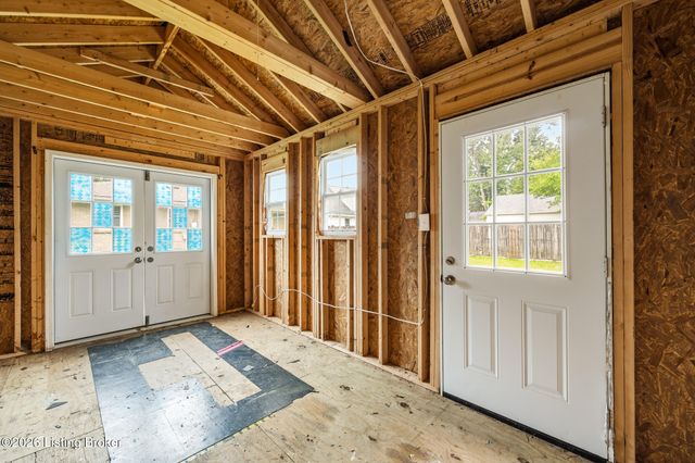 6819 Green Meadow Cir, Louisville, KY 40207