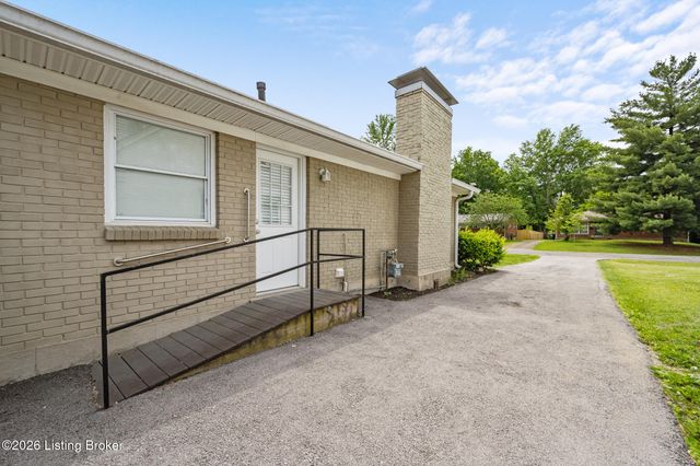 6819 Green Meadow Cir, Louisville, KY 40207