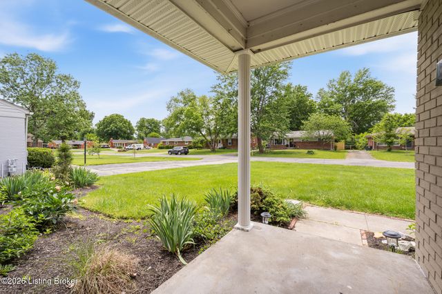 6819 Green Meadow Cir, Louisville, KY 40207