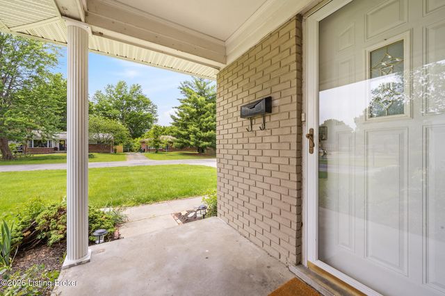 6819 Green Meadow Cir, Louisville, KY 40207