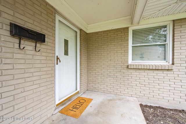 6819 Green Meadow Cir, Louisville, KY 40207