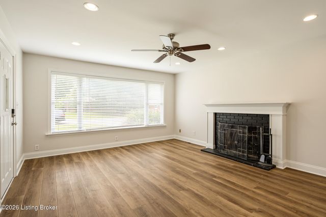 6819 Green Meadow Cir, Louisville, KY 40207
