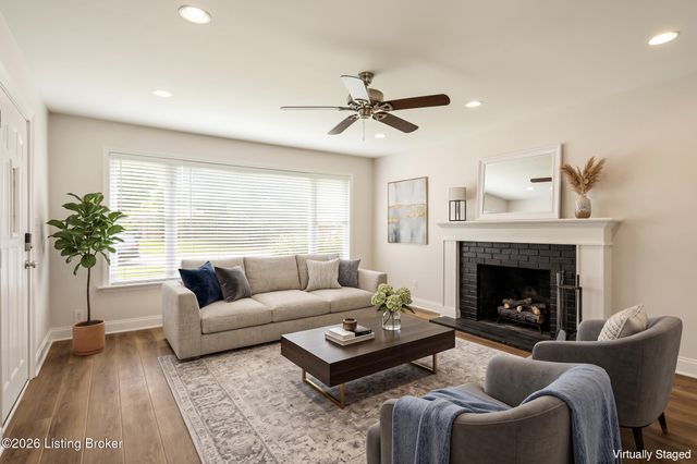 6819 Green Meadow Cir, Louisville, KY 40207
