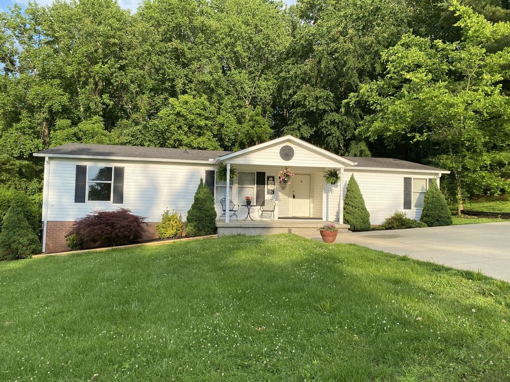 1001 Chris Dr, Portland, TN 37148