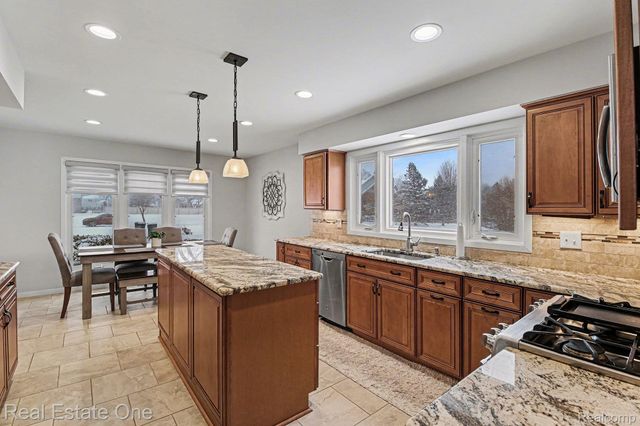 4813 Pickford Drive, Troy, MI 48085