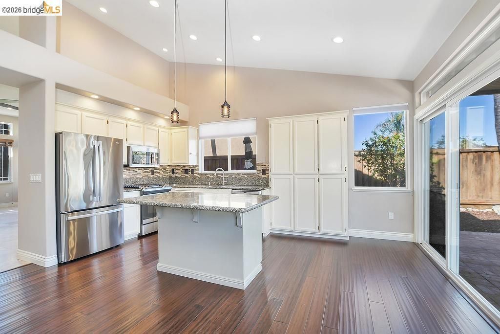 Image 10 of property listing at 4464 Cove Ln, Discovery Bay, CA 94505