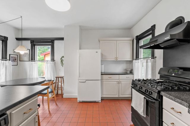 689 Oakdale Avenue, Saint Paul, MN 55107