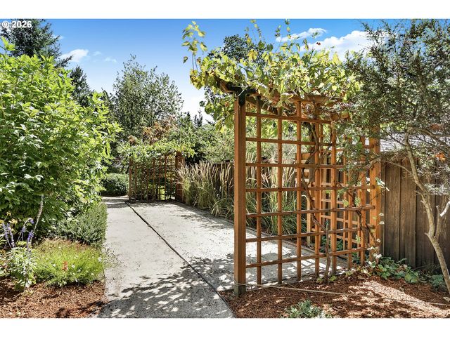2294 MCLEAN Blvd, Eugene, OR 97405