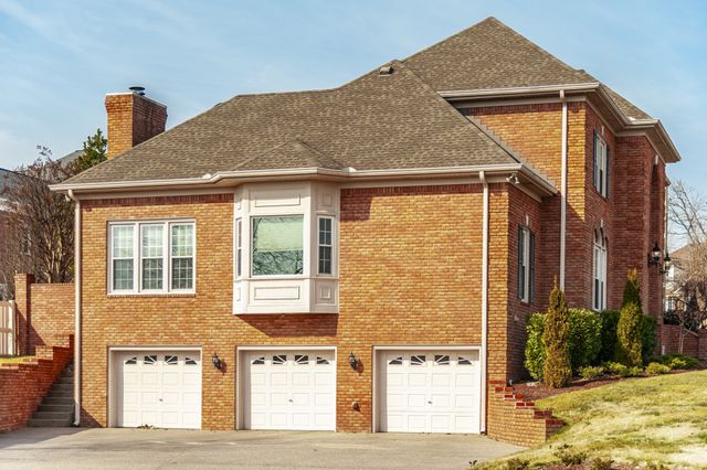 111 Governors Point Blvd, Hendersonville, TN 37075