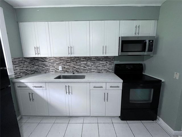 1572 NE 135th St 0, North Miami, FL 33161