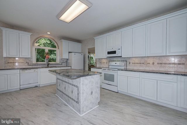 8 WELLS CT, Hainesport, NJ 08036