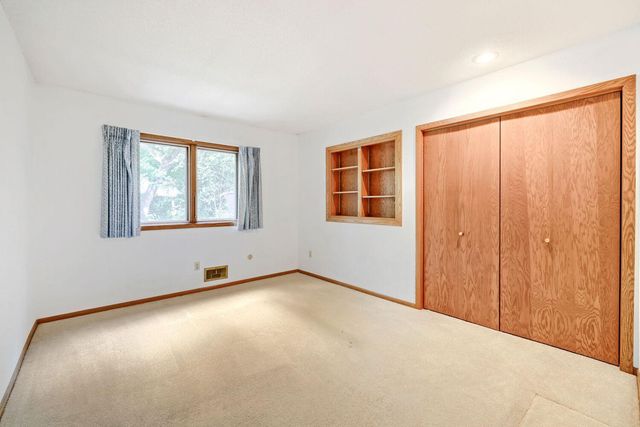 1200 Falls View Court, Mendota Heights, MN 55118