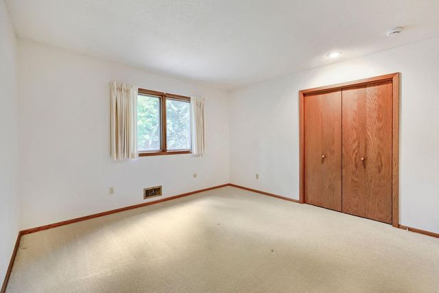 1200 Falls View Court, Mendota Heights, MN 55118
