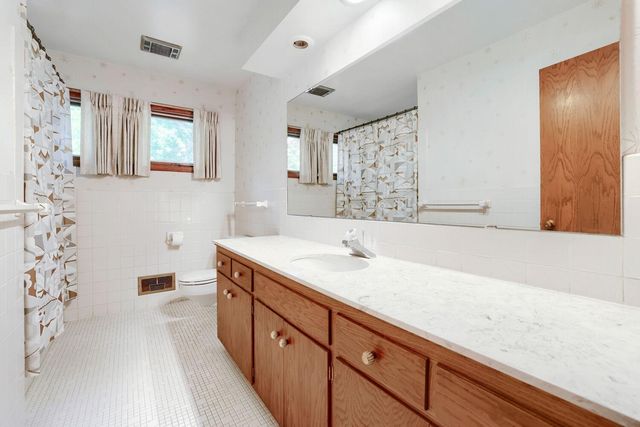1200 Falls View Court, Mendota Heights, MN 55118