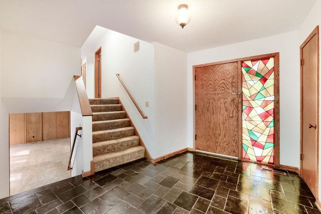 1200 Falls View Court, Mendota Heights, MN 55118