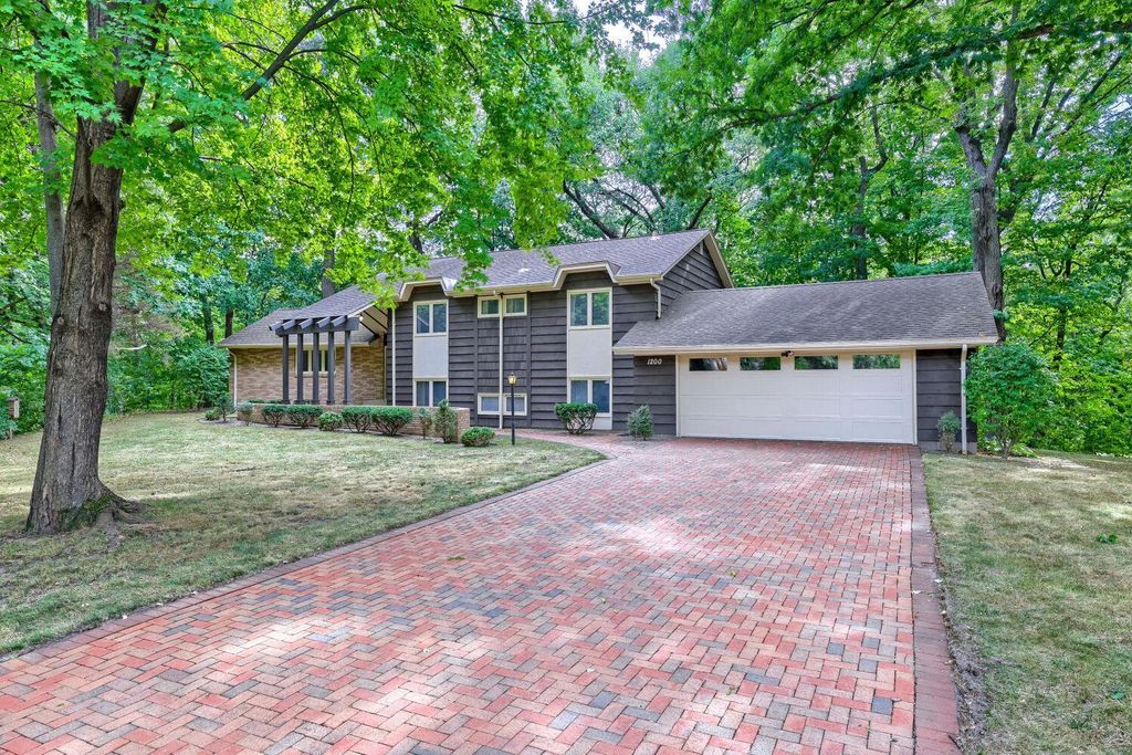 1200 Falls View Court, Mendota Heights, MN 55118 — exterior