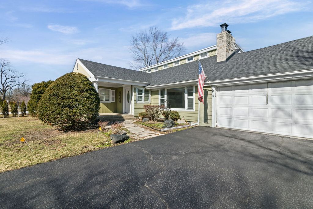 836 W Everett Road, Lake Forest, IL 60045