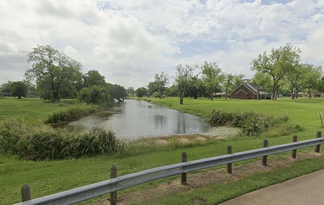 1805 Apache, Angleton, TX 77515