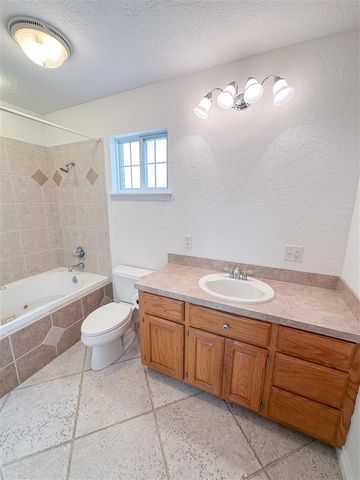 374 SE Willow Lane, Lawton, OK 73501