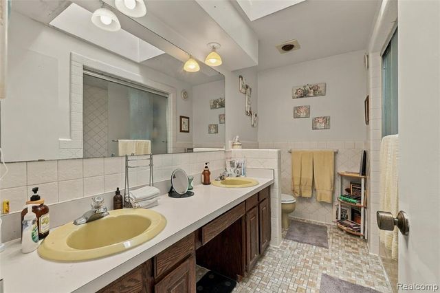 20805 Halsted Rd, Northville, MI 48167