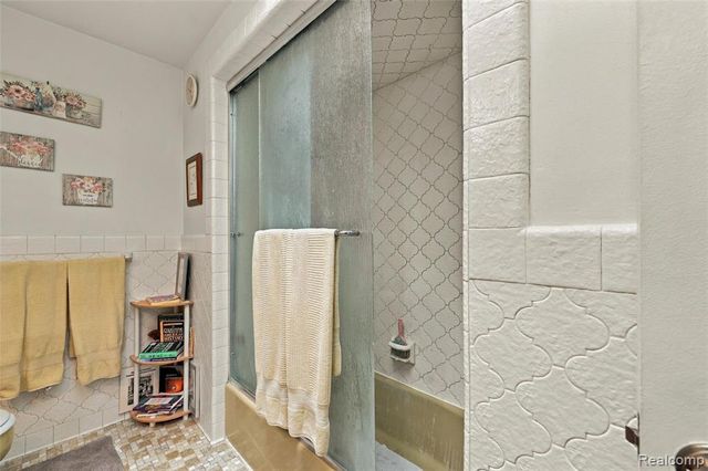 20805 Halsted Rd, Northville, MI 48167