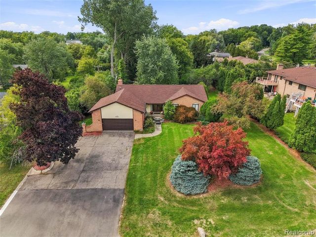 20805 Halsted Rd, Northville, MI 48167