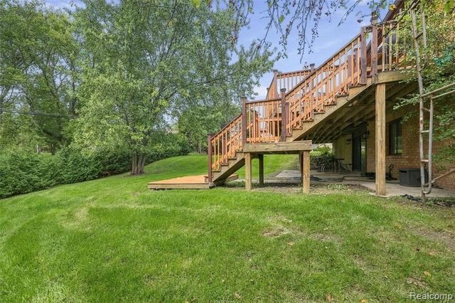 20805 Halsted Rd, Northville, MI 48167