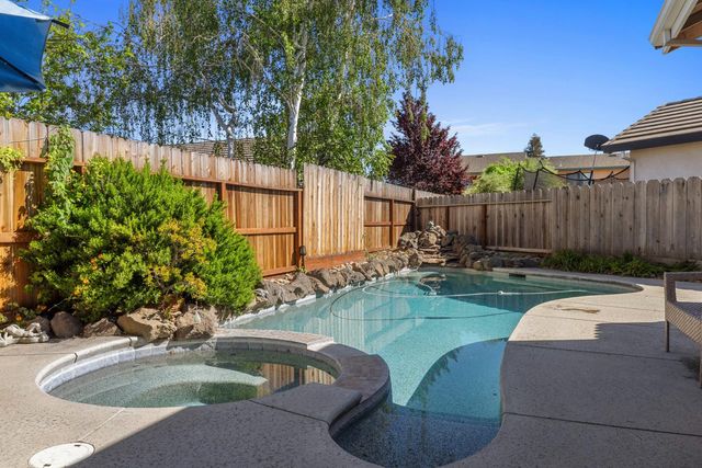 1084 Eastburg Ct, Ripon, CA 95366