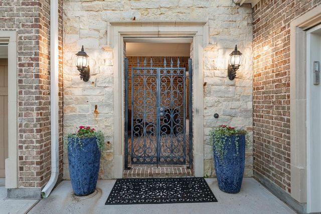 119 W Cresta Bend Place, Spring, TX 77389