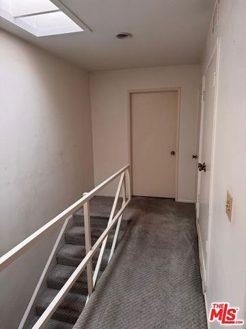 265 S Barrington Avenue E7, Los Angeles, CA 90049