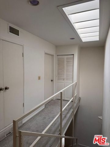 265 S Barrington Avenue E7, Los Angeles, CA 90049