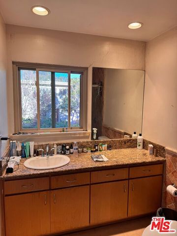 265 S Barrington Avenue E7, Los Angeles, CA 90049