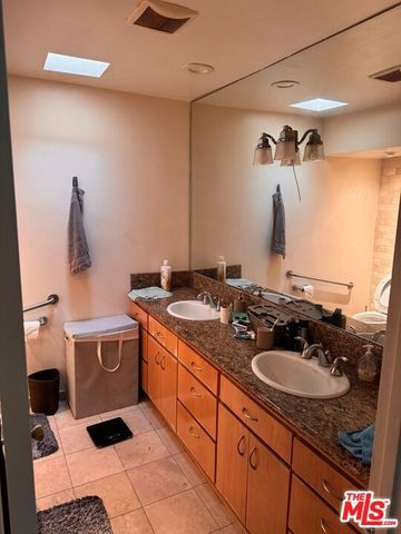 265 S Barrington Avenue E7, Los Angeles, CA 90049