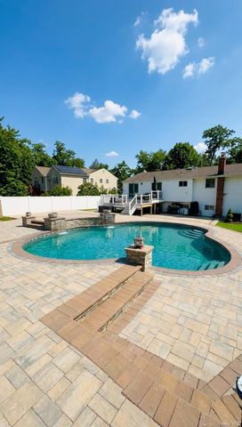 86 New Highway, Commack, NY 11725