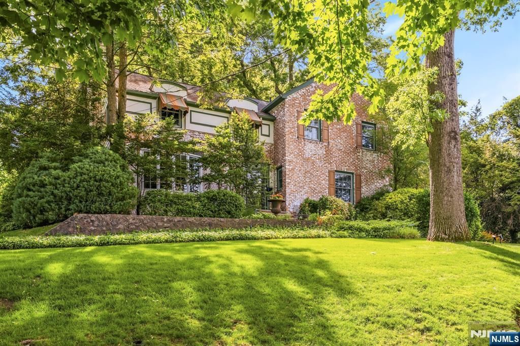 34 Hillside Avenue, Glen Rock, NJ 07452